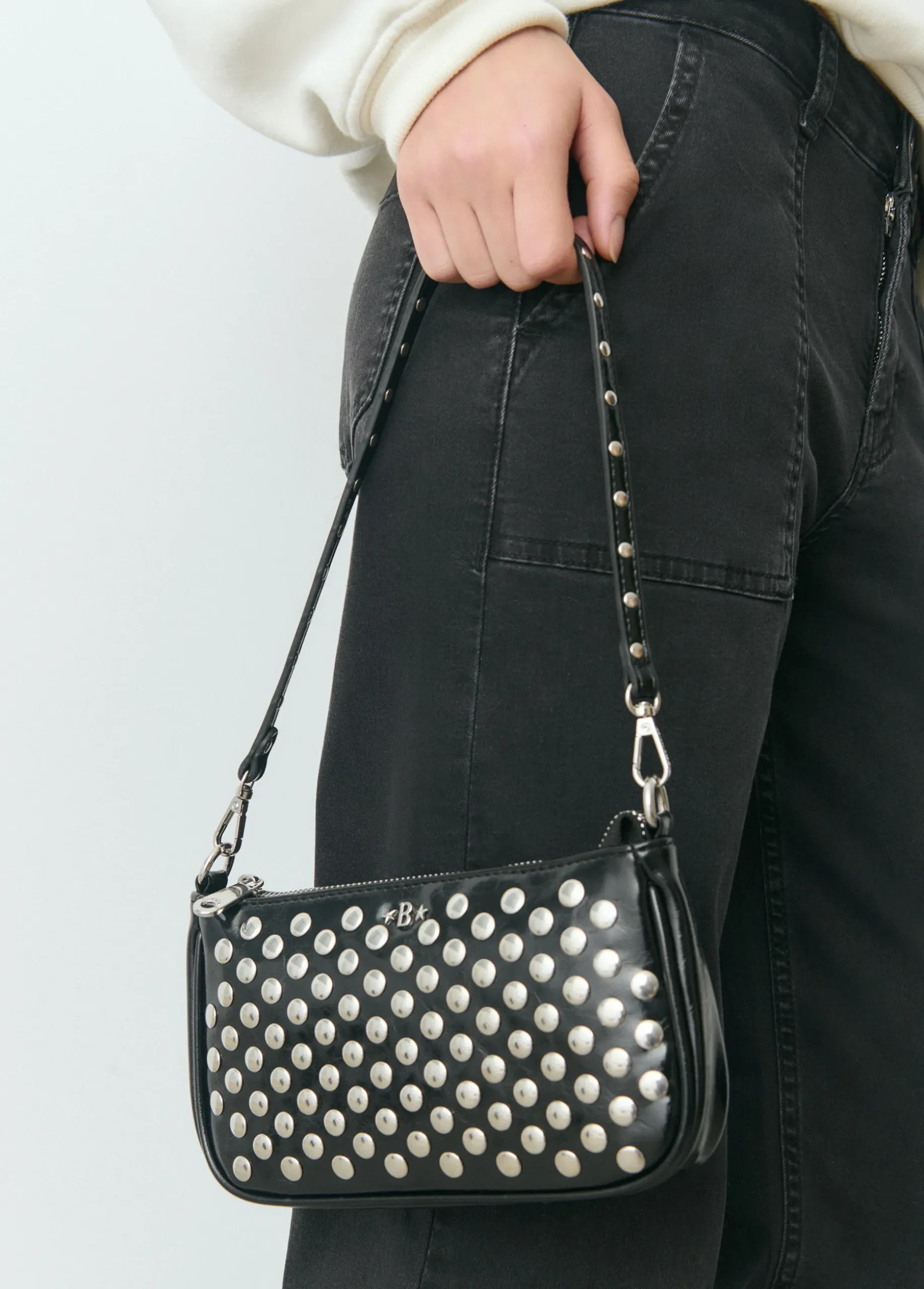 Bolso hombro tachas