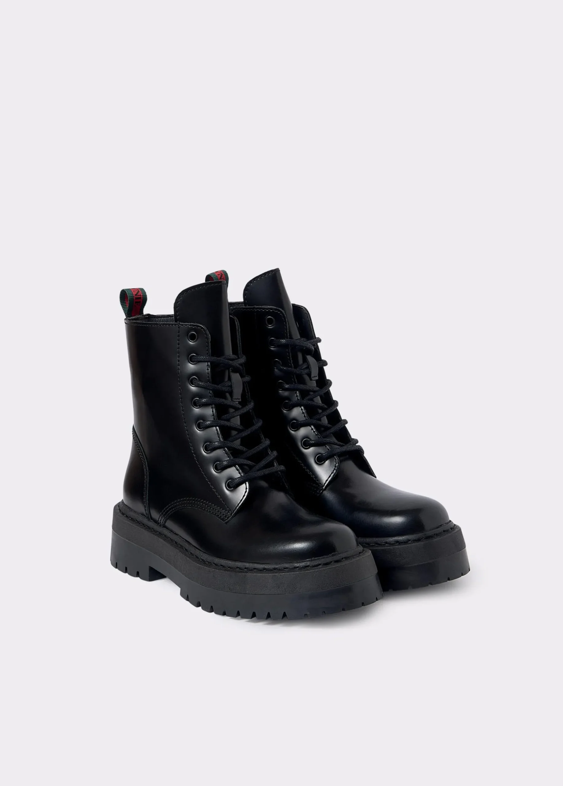 Bota piel acordonada