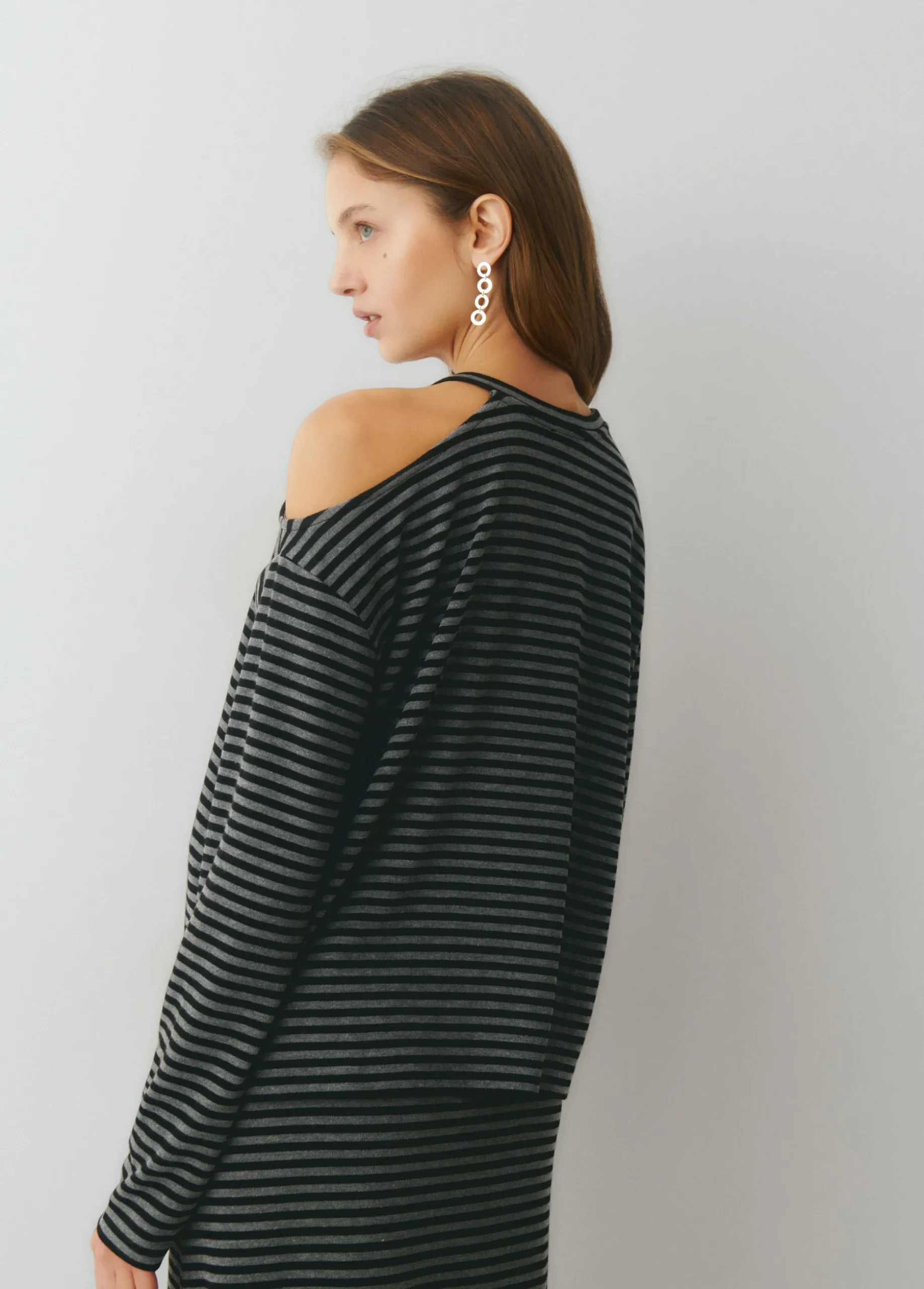 Camiseta cut-out hombro raya tejida
