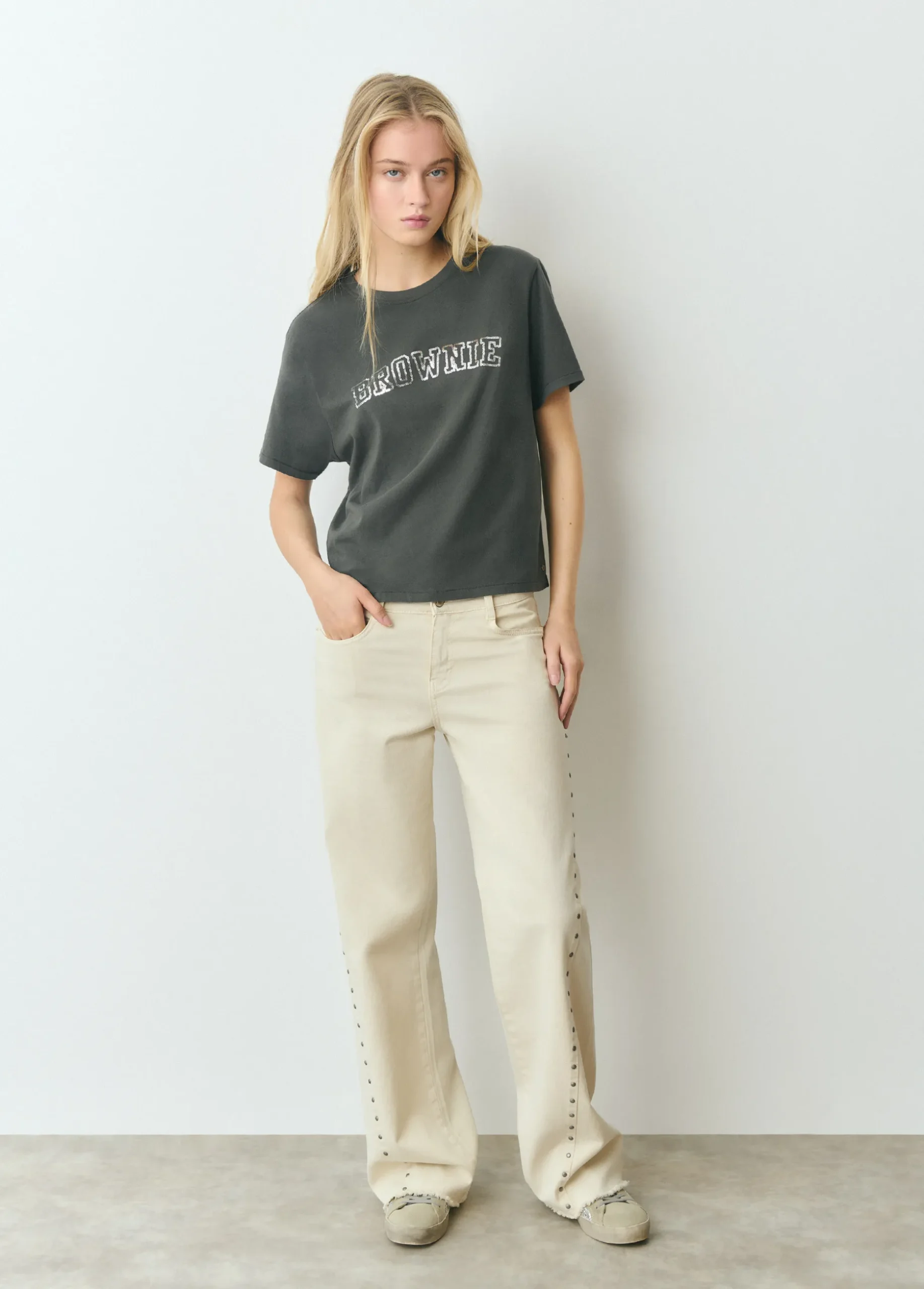 Camiseta manga corta texto bordado lentejuelas