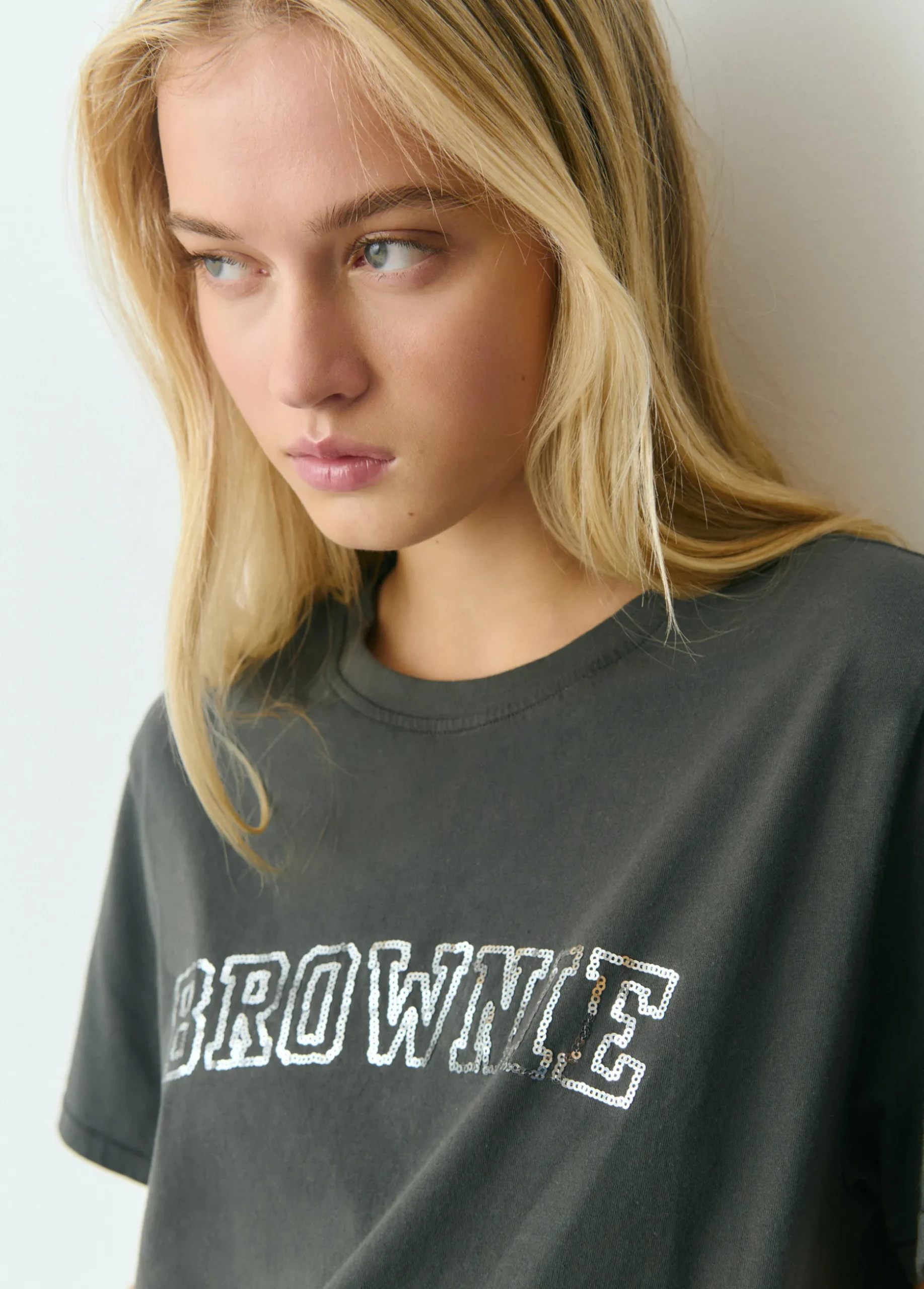 Camiseta manga corta texto bordado lentejuelas