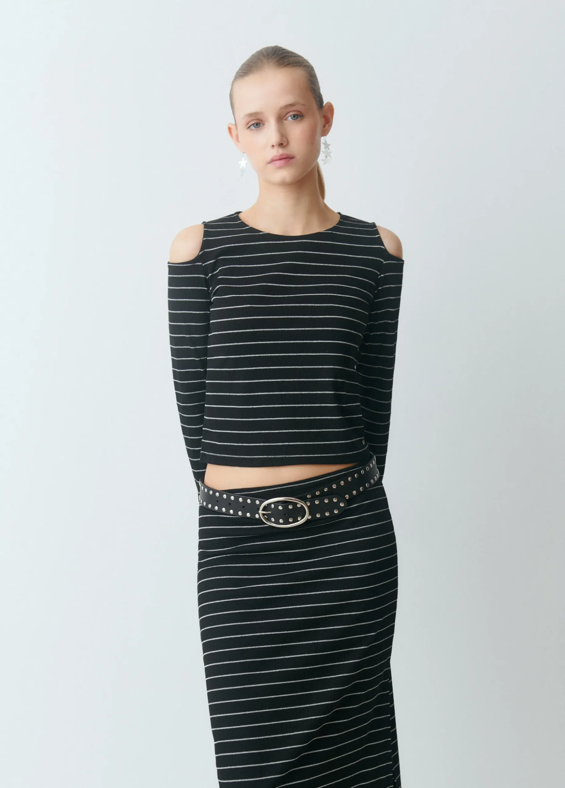 Camiseta raya lurex cut-out hombro