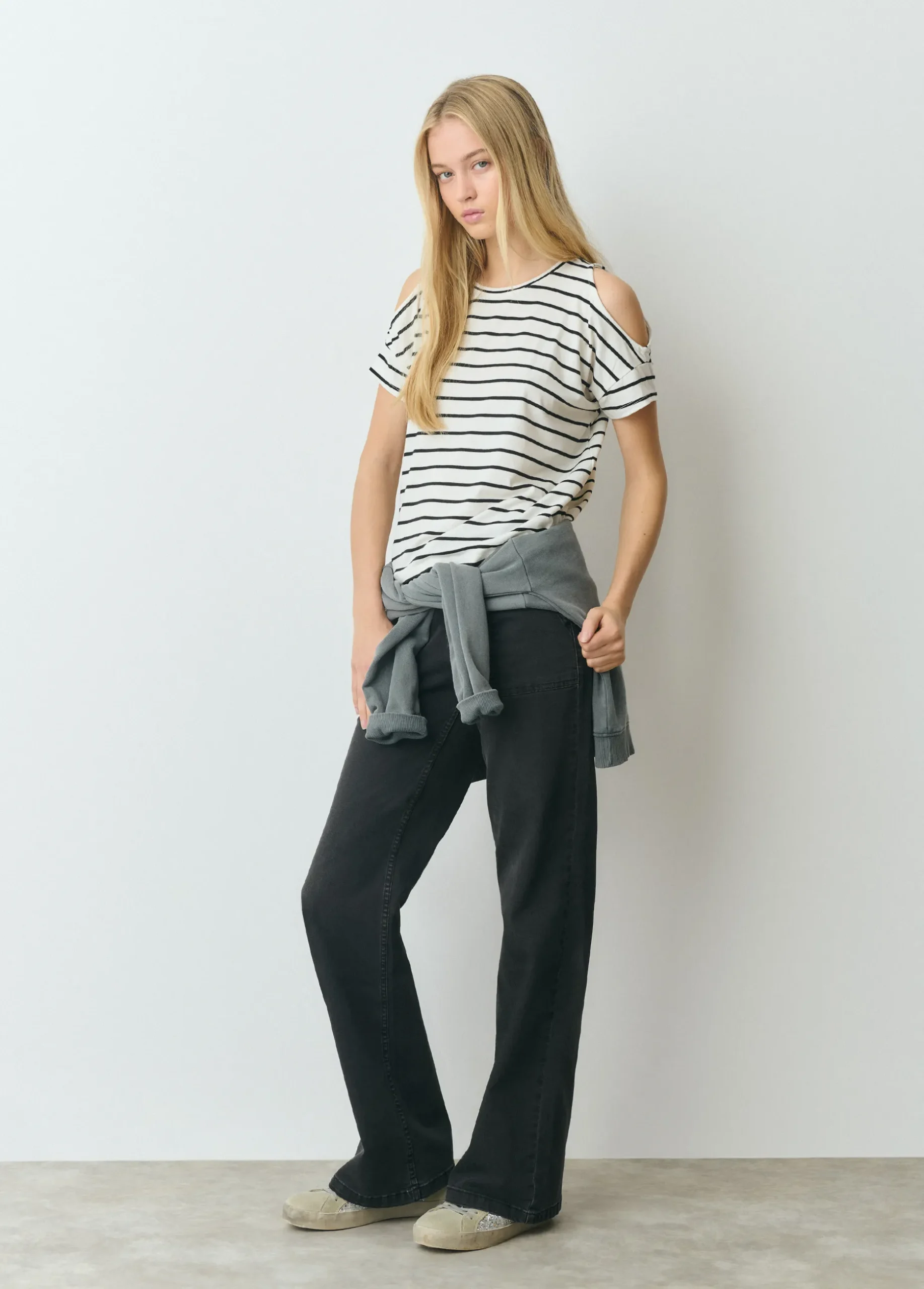 Camiseta raya tejida cut-out hombro