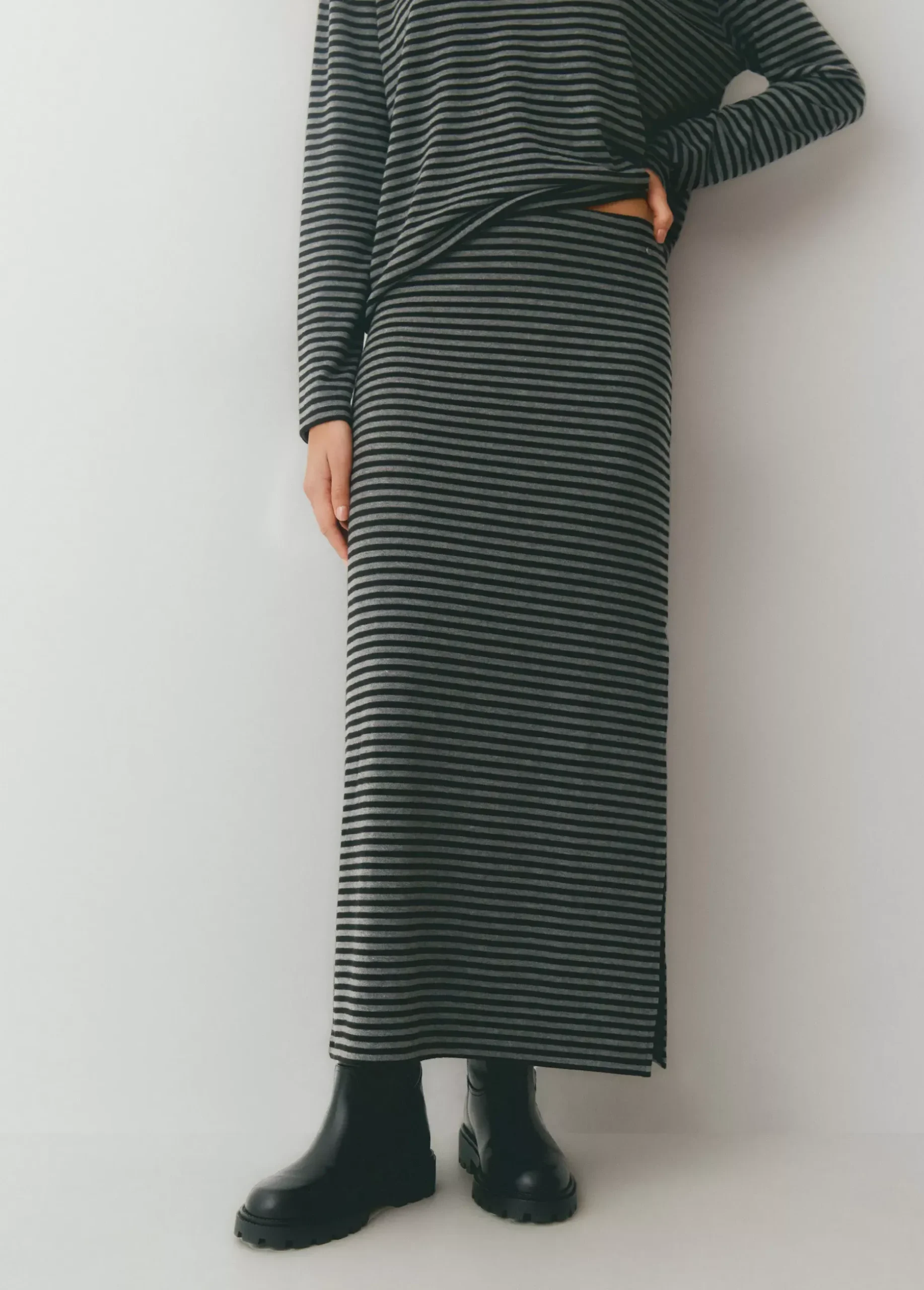 Falda midi raya tejida bicolor