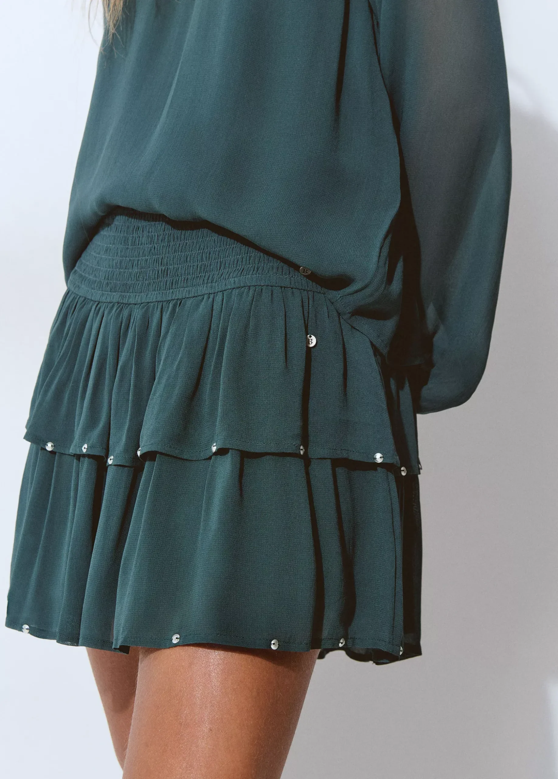 Falda volantes detalle tachas