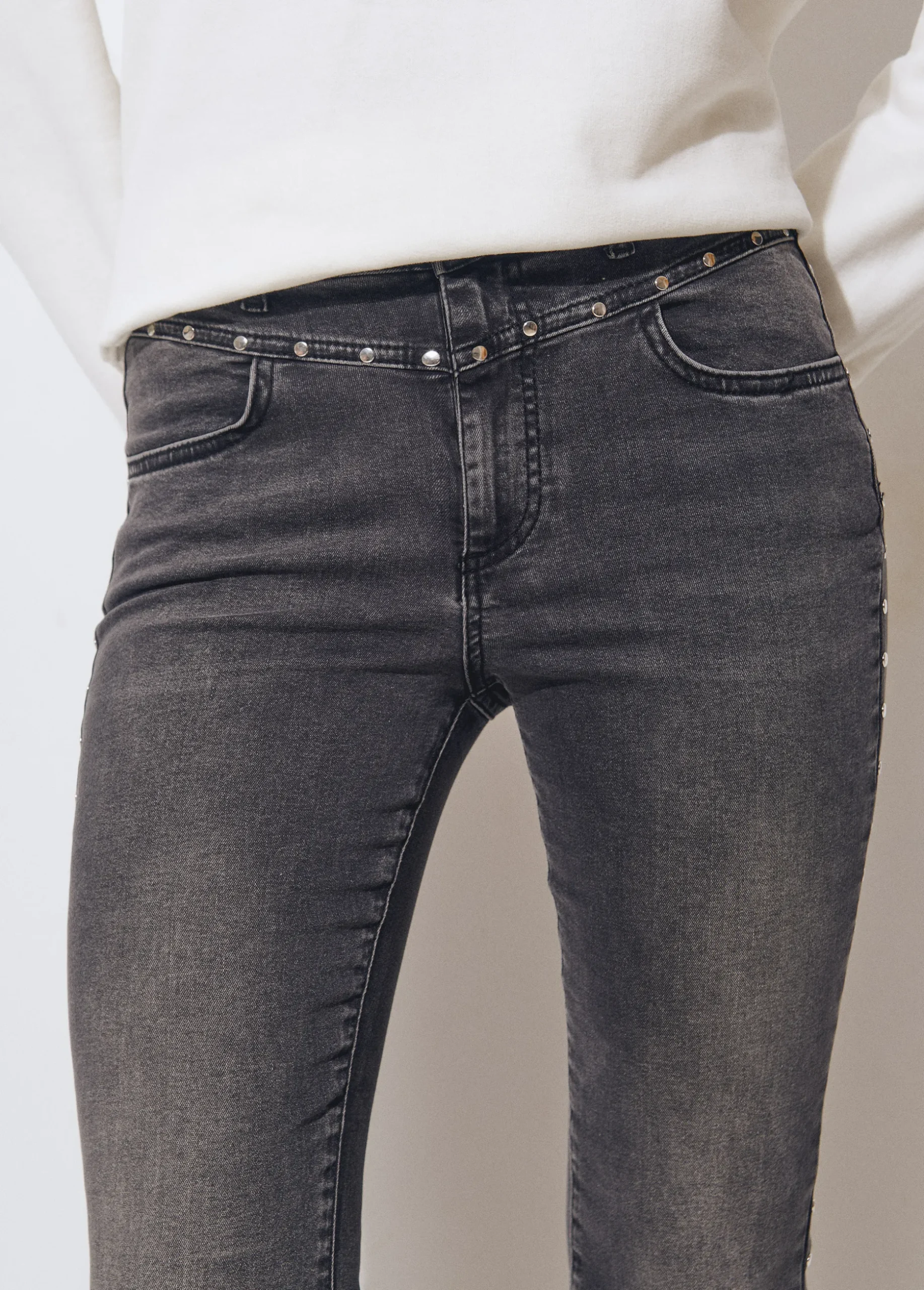 Jeans flare cropped tachas