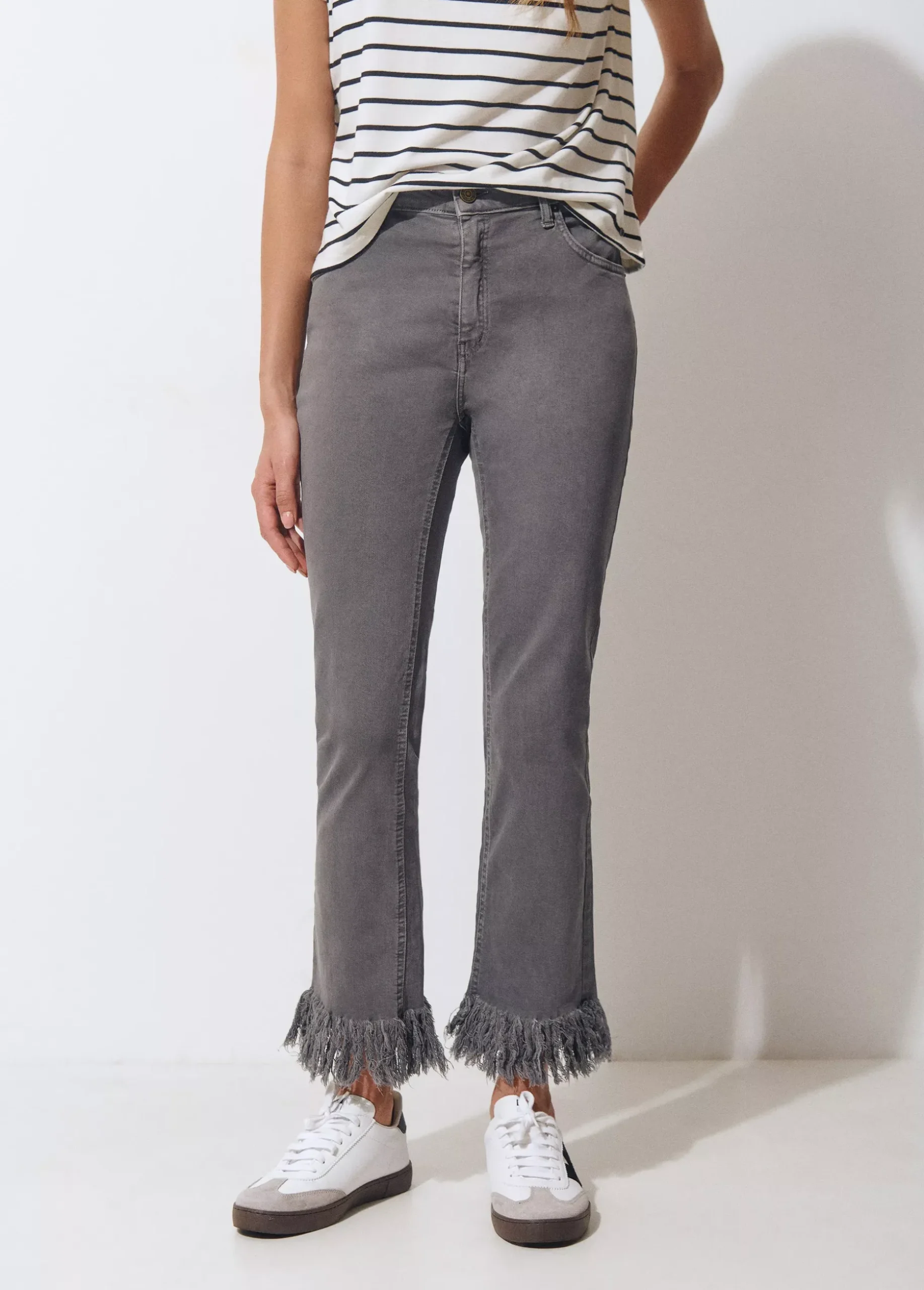 Pantalón bajo desflecado