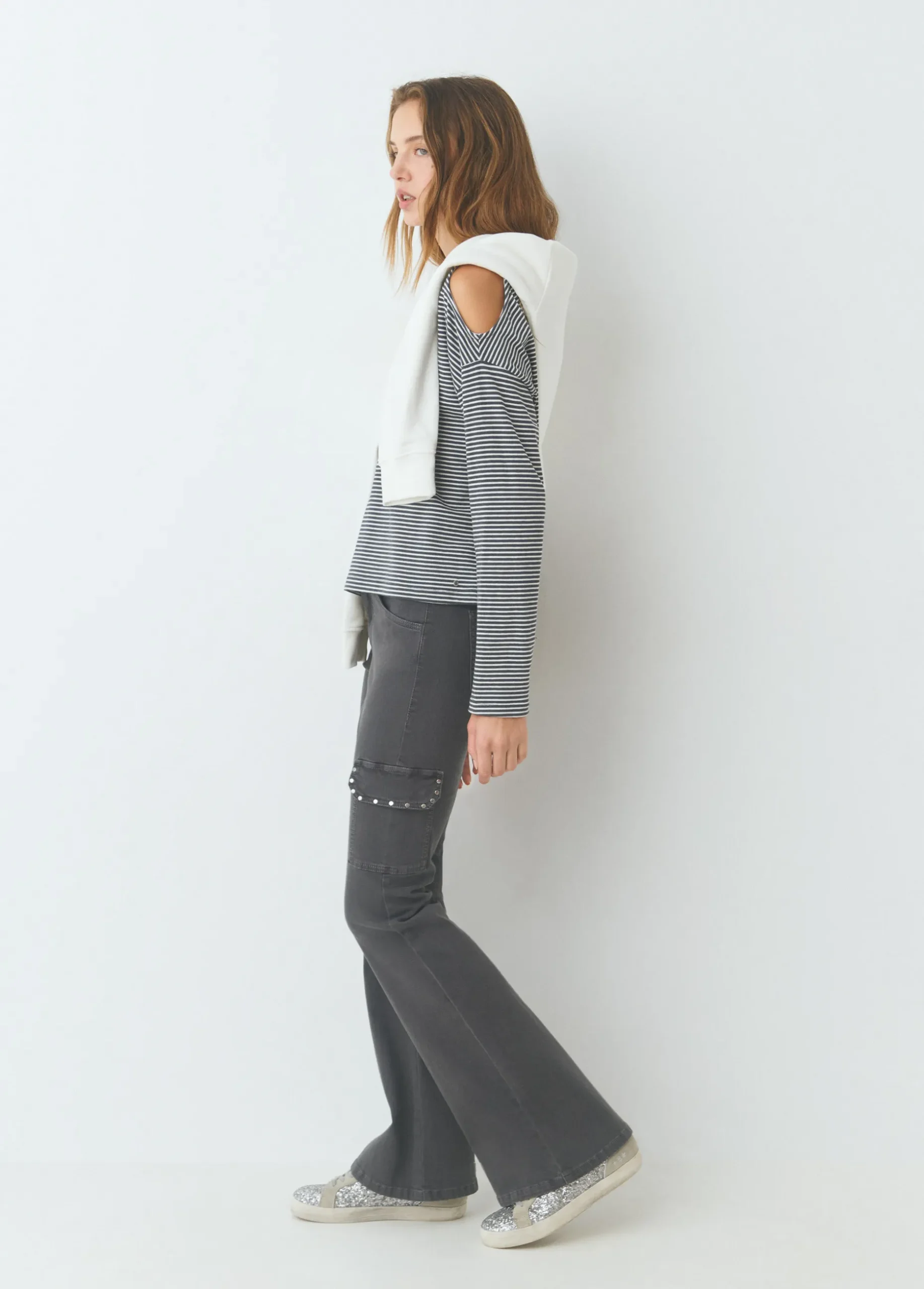 Pantalón campana cargo tachas