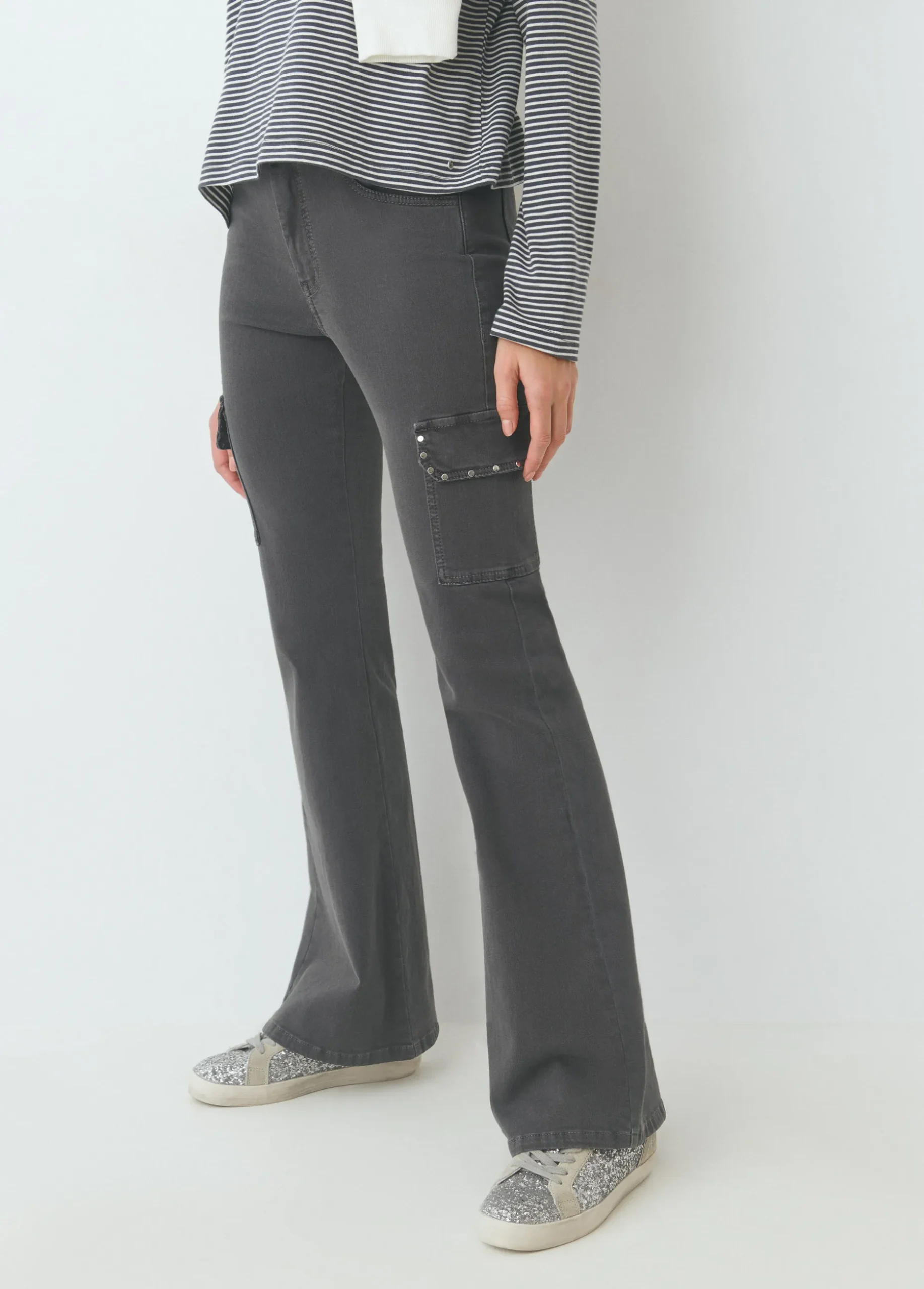 Pantalón campana cargo tachas