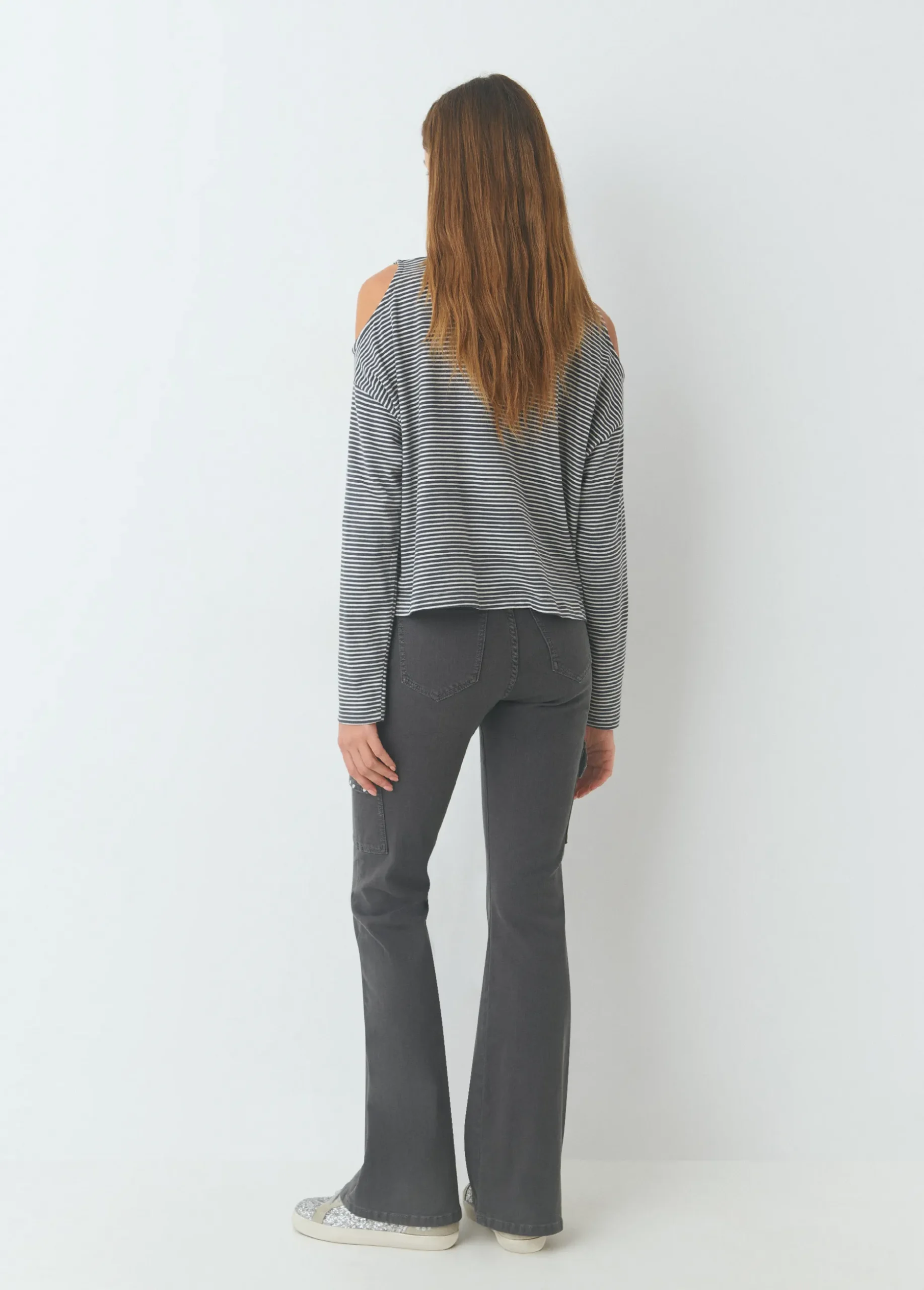 Pantalón campana cargo tachas