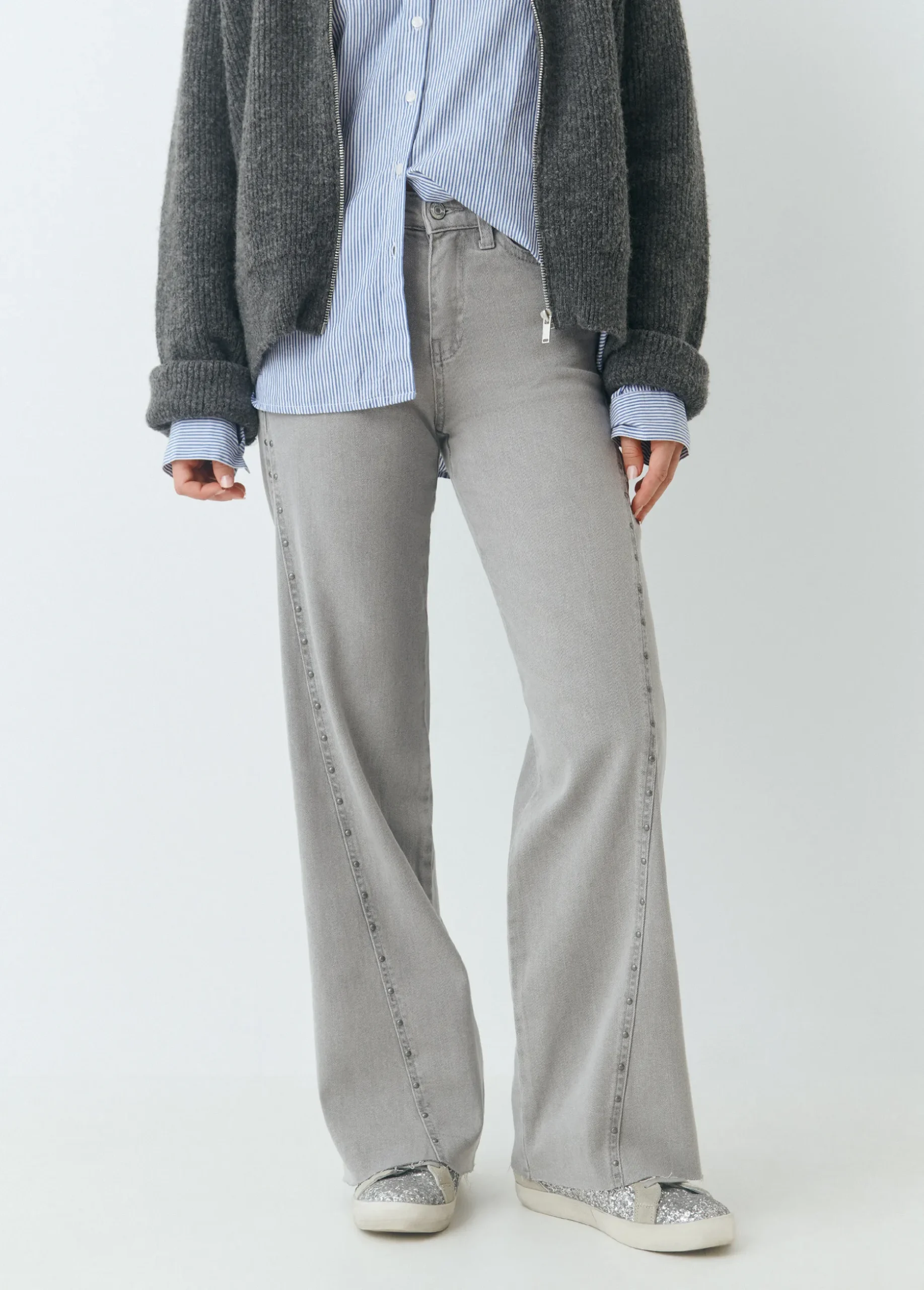 Pantalón corte lateral tachas