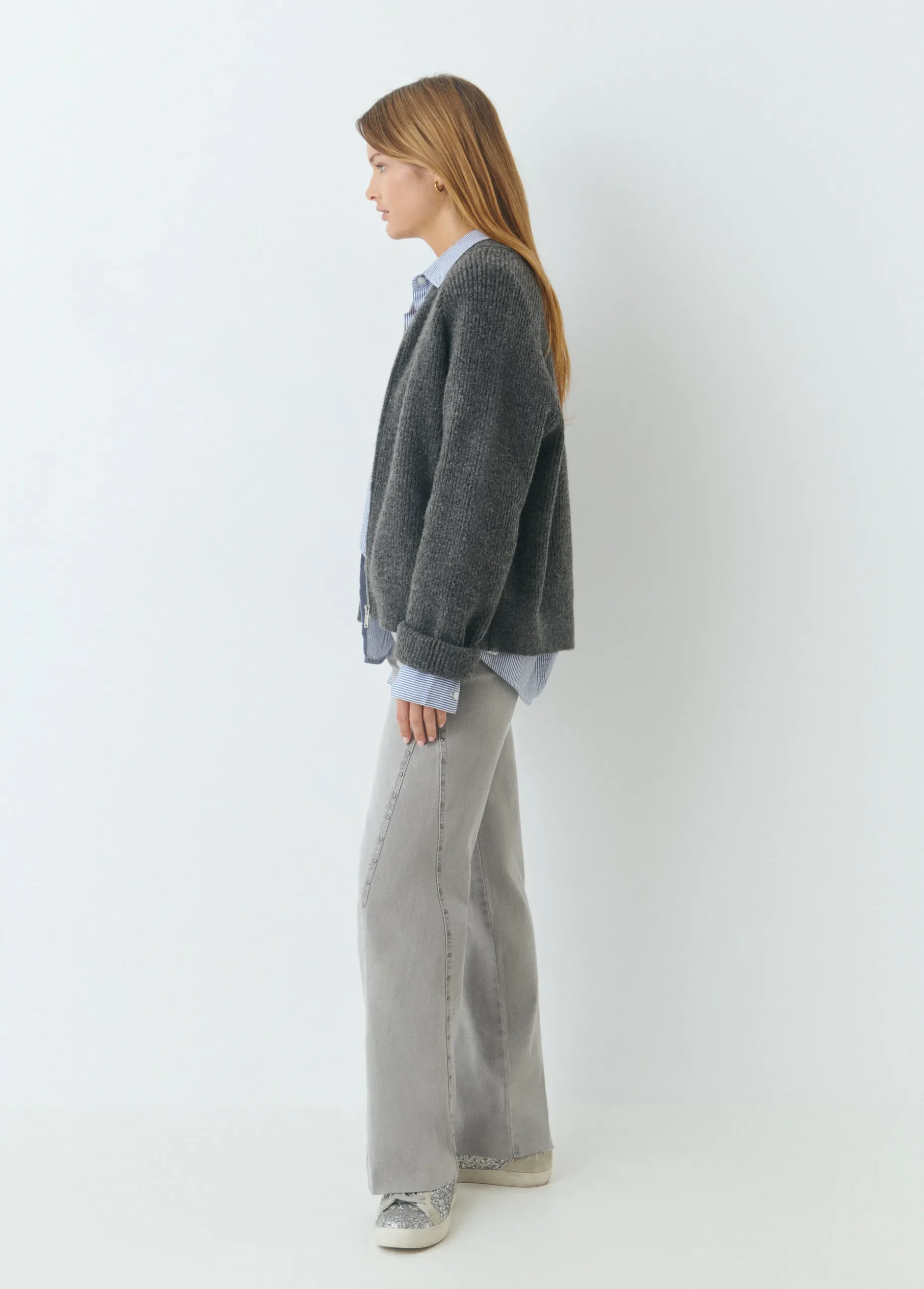 Pantalón corte lateral tachas