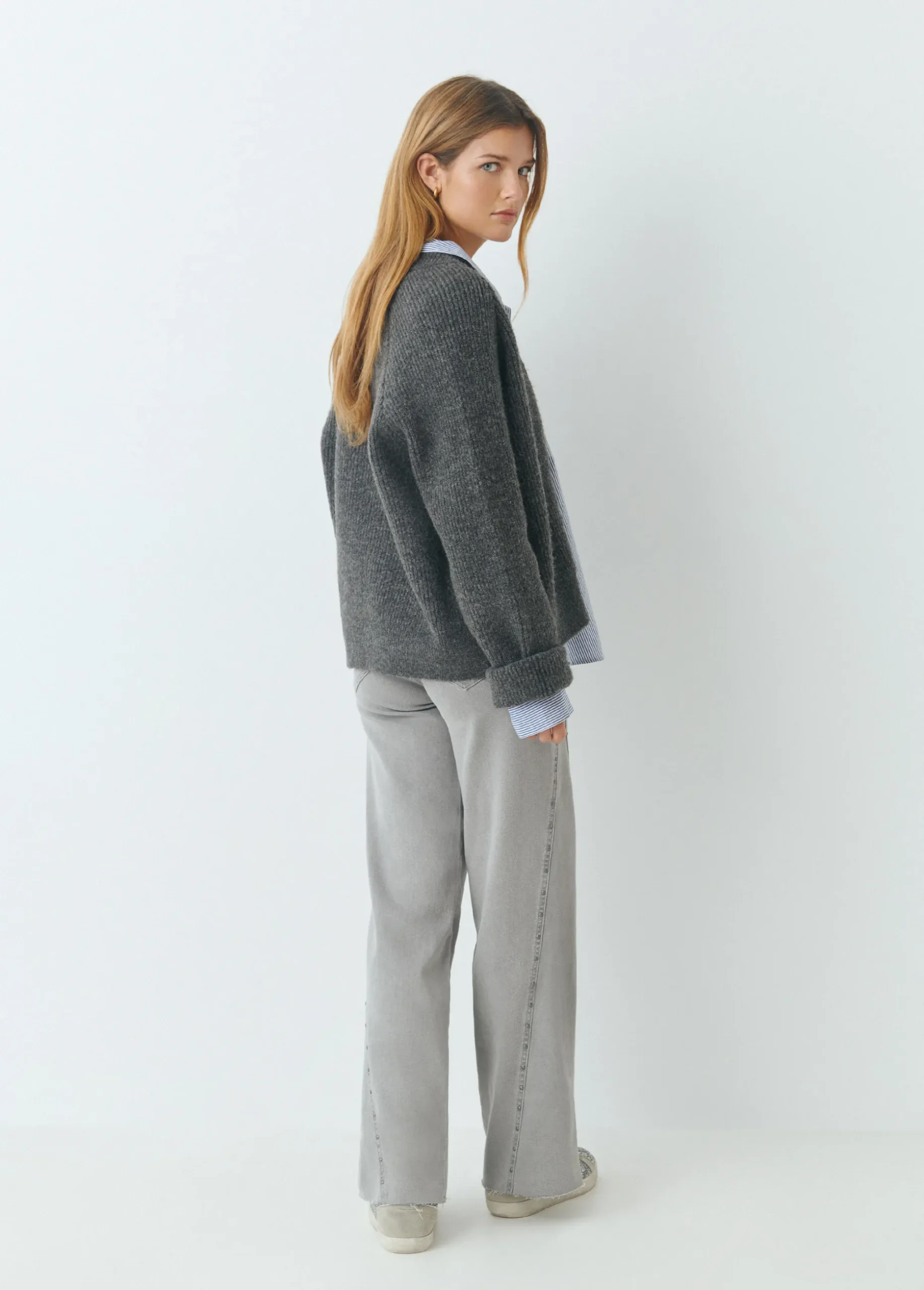 Pantalón corte lateral tachas
