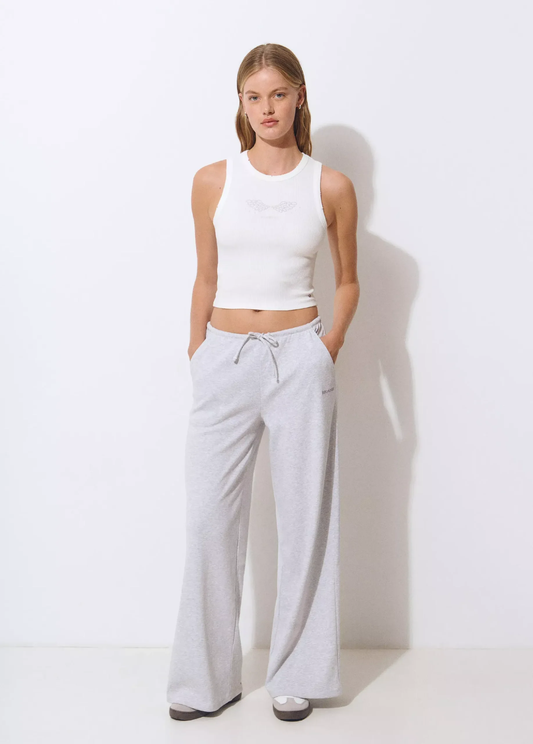 Pantalón felpa bordado