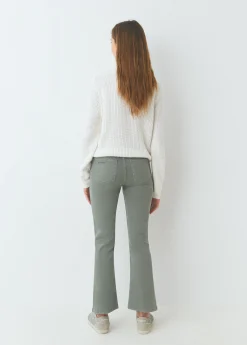 Pantalón flare cropped botones