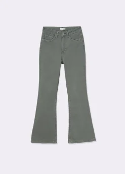 Pantalón flare cropped botones