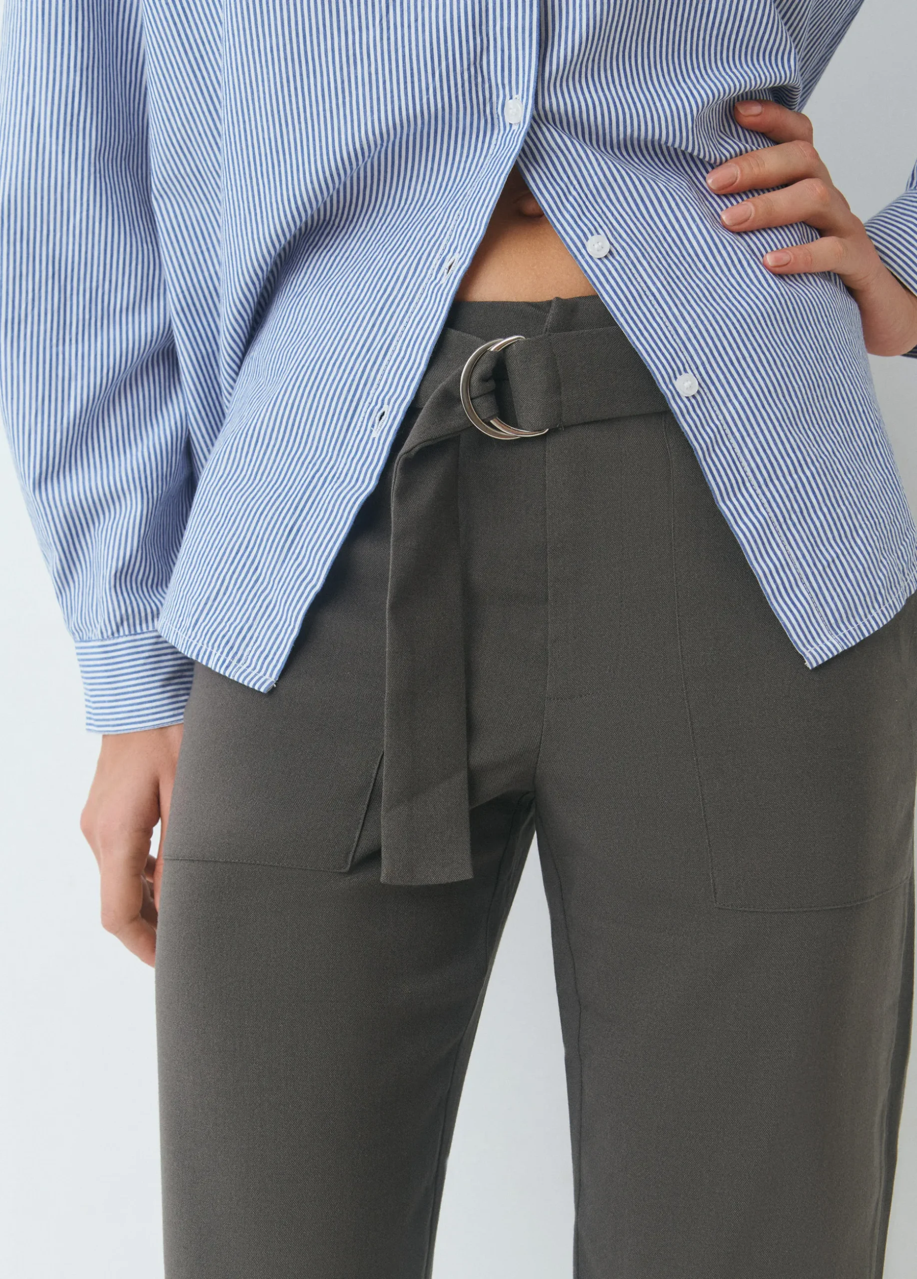 Pantalón recto con cinturón