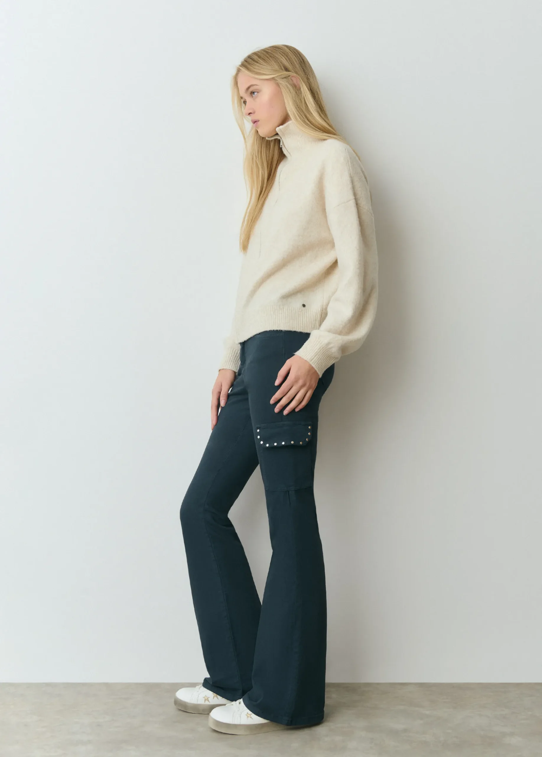 Pantalon campana cargo tachas