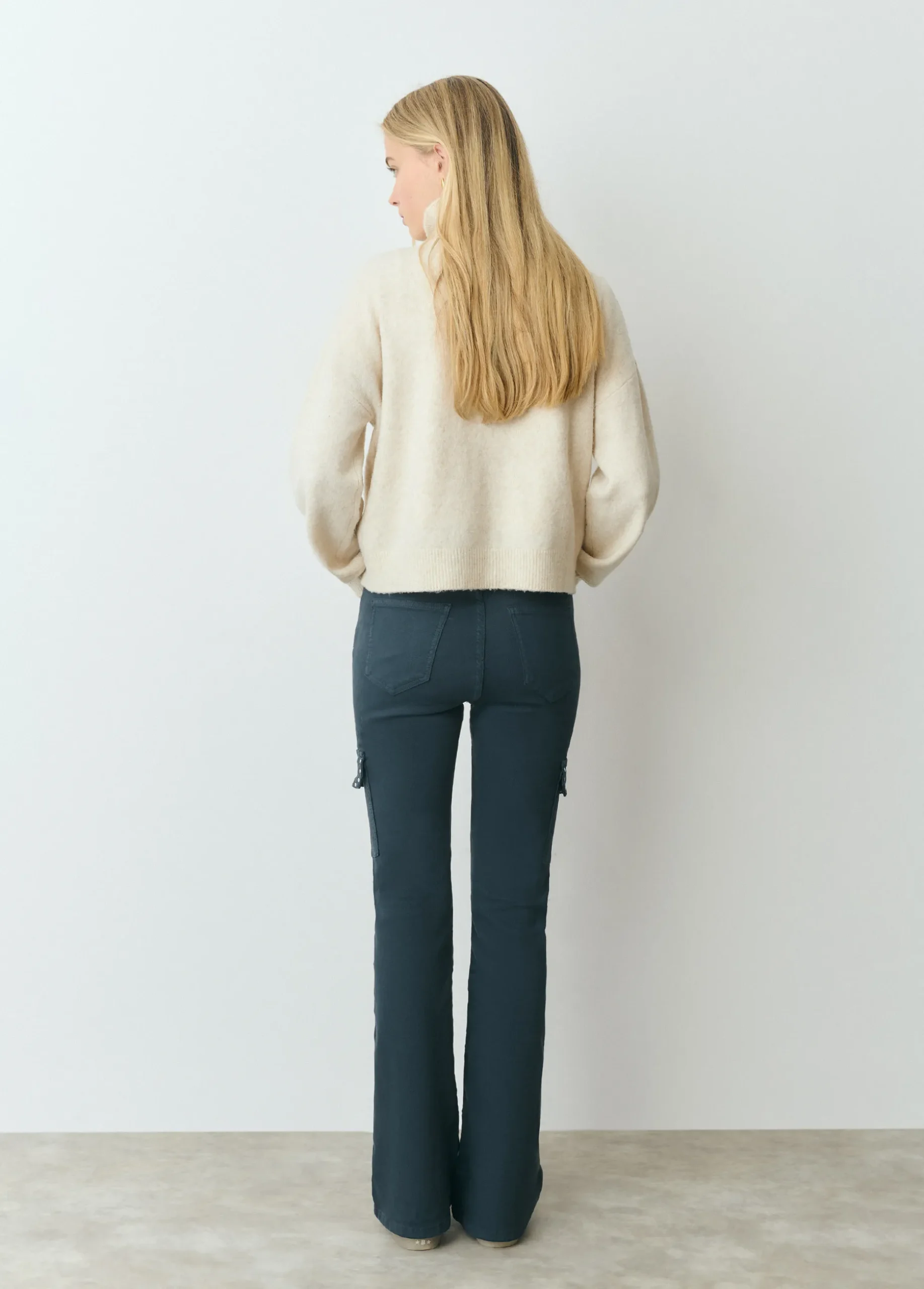 Pantalon campana cargo tachas