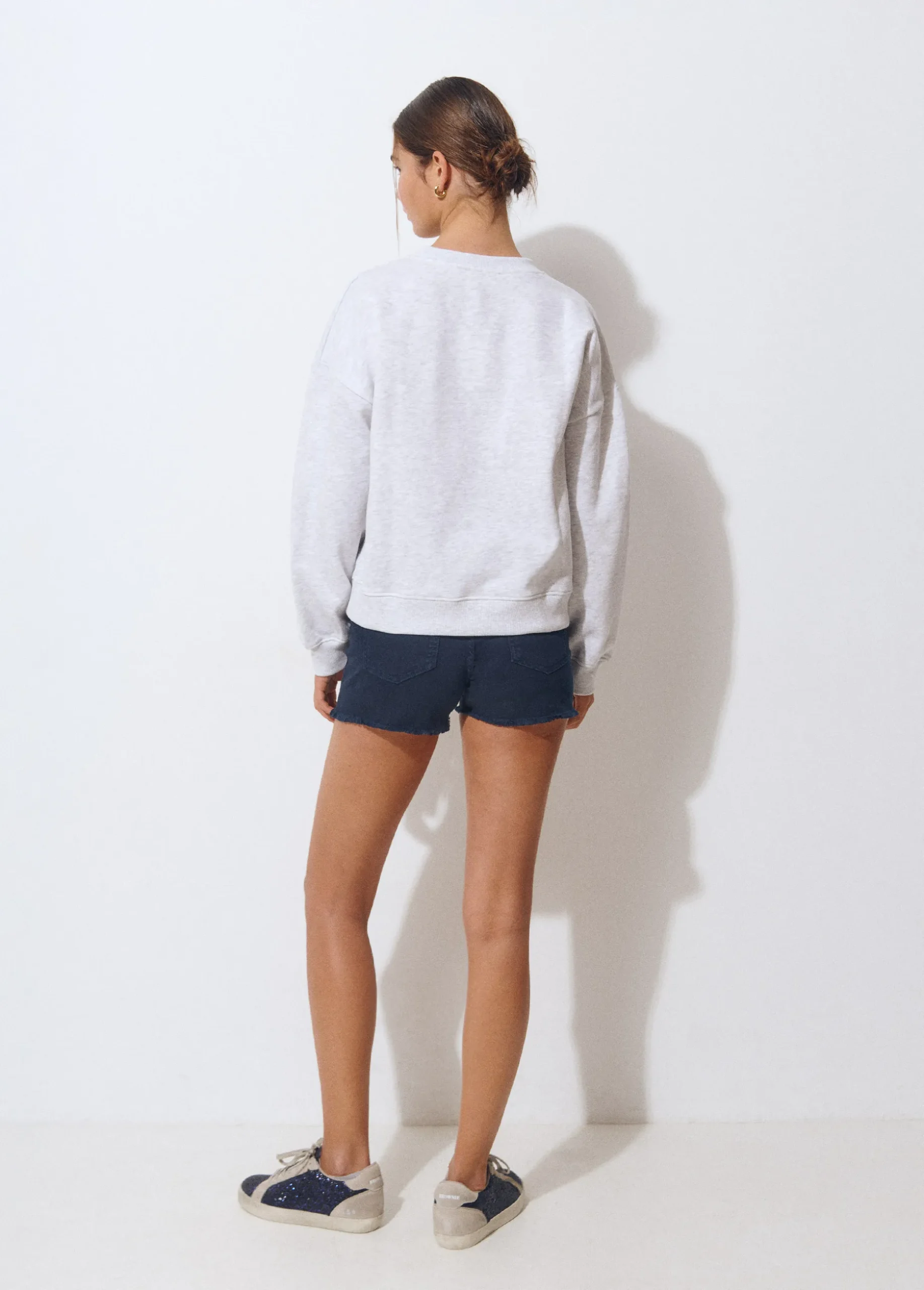 Sudadera gris vigore bordado